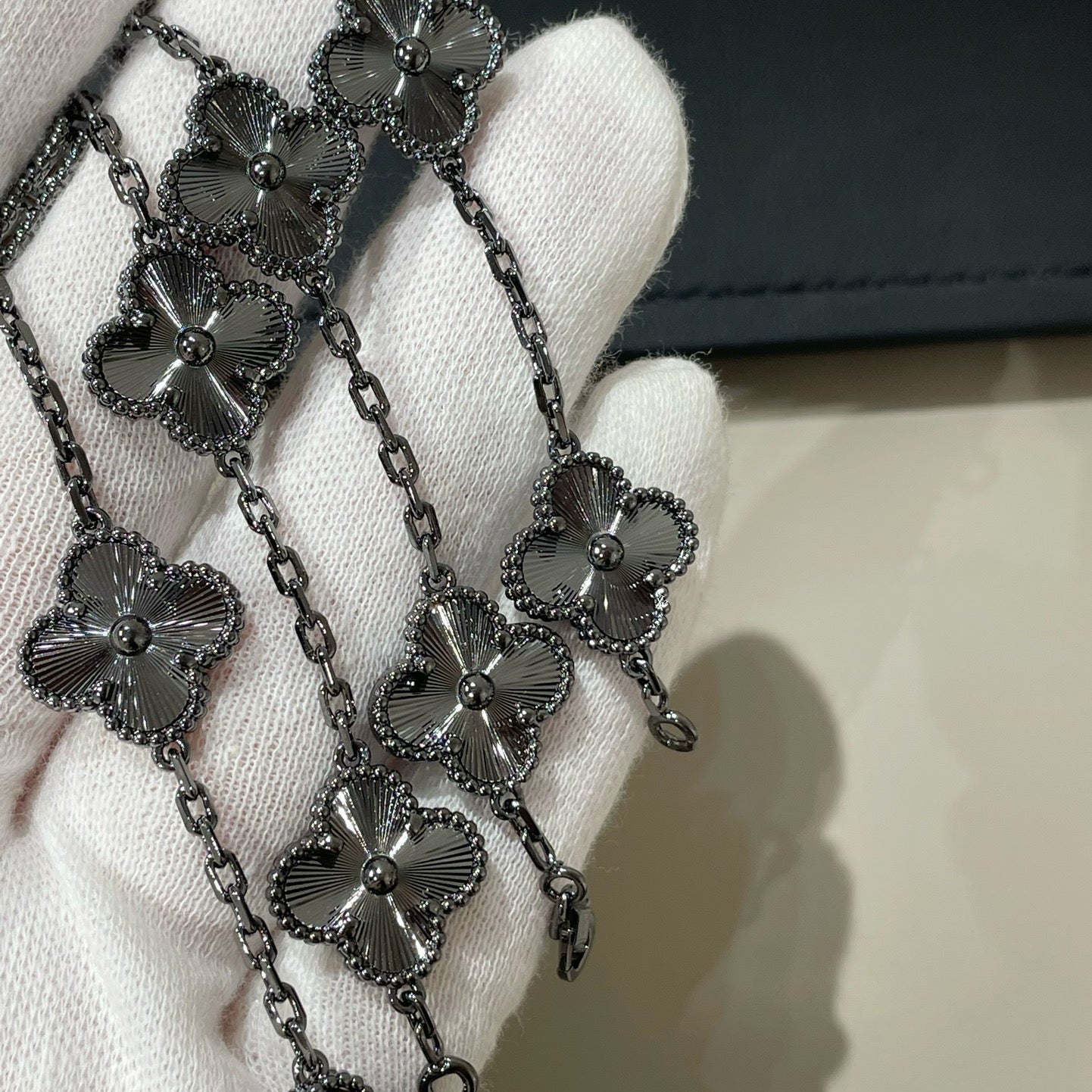 [Spark]CLOVER 5 MOTIF BLACK BRACELET