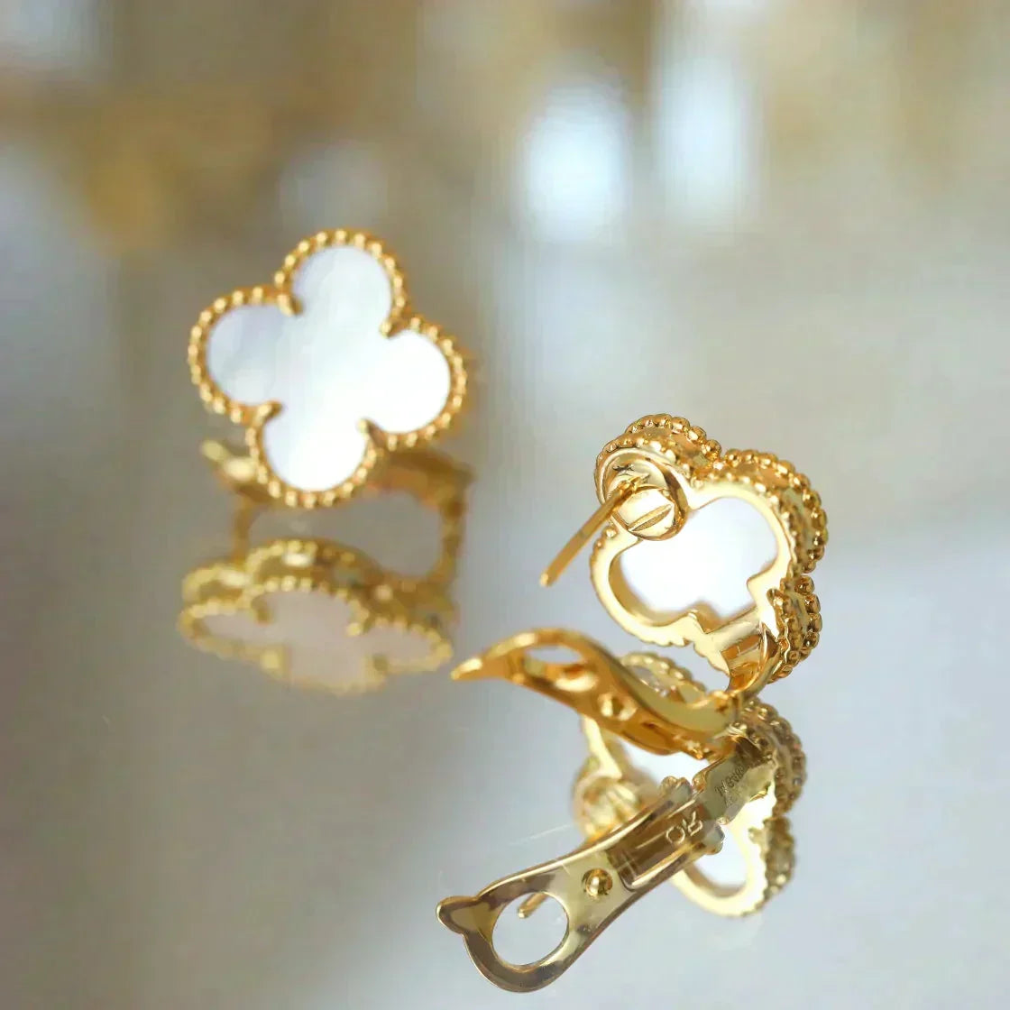 [Spark]CLOVER MEDIUM 1 MOTIFS  WHITE MOP STUD EARRINGS