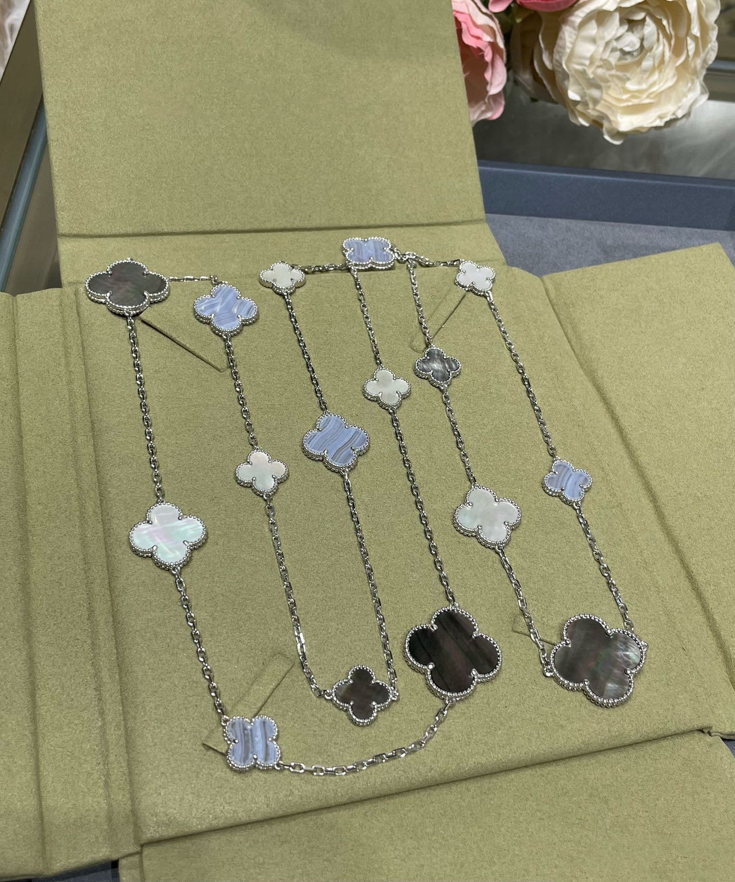 [Spark]CLOVER 16 MOTIF CHALCEDONY MOP SILVER NECKLACE