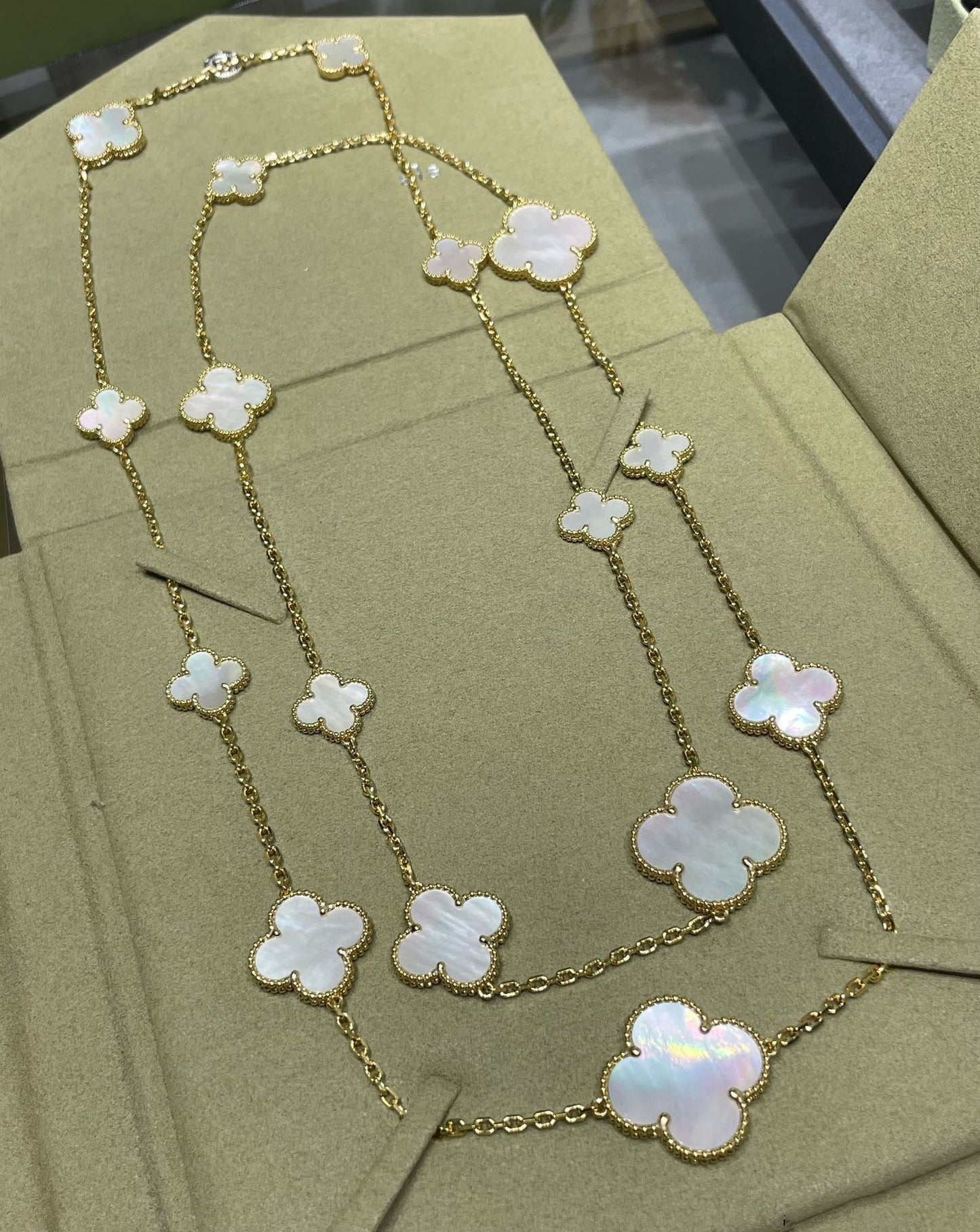 [Spark]CLOVER 16 MOTIF WHITE MOP GOLD NECKLACE