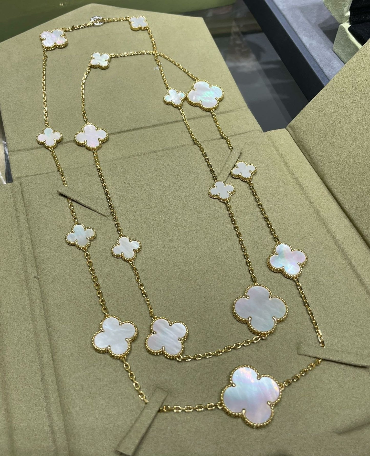 [Spark]CLOVER 16 MOTIF WHITE MOP GOLD NECKLACE