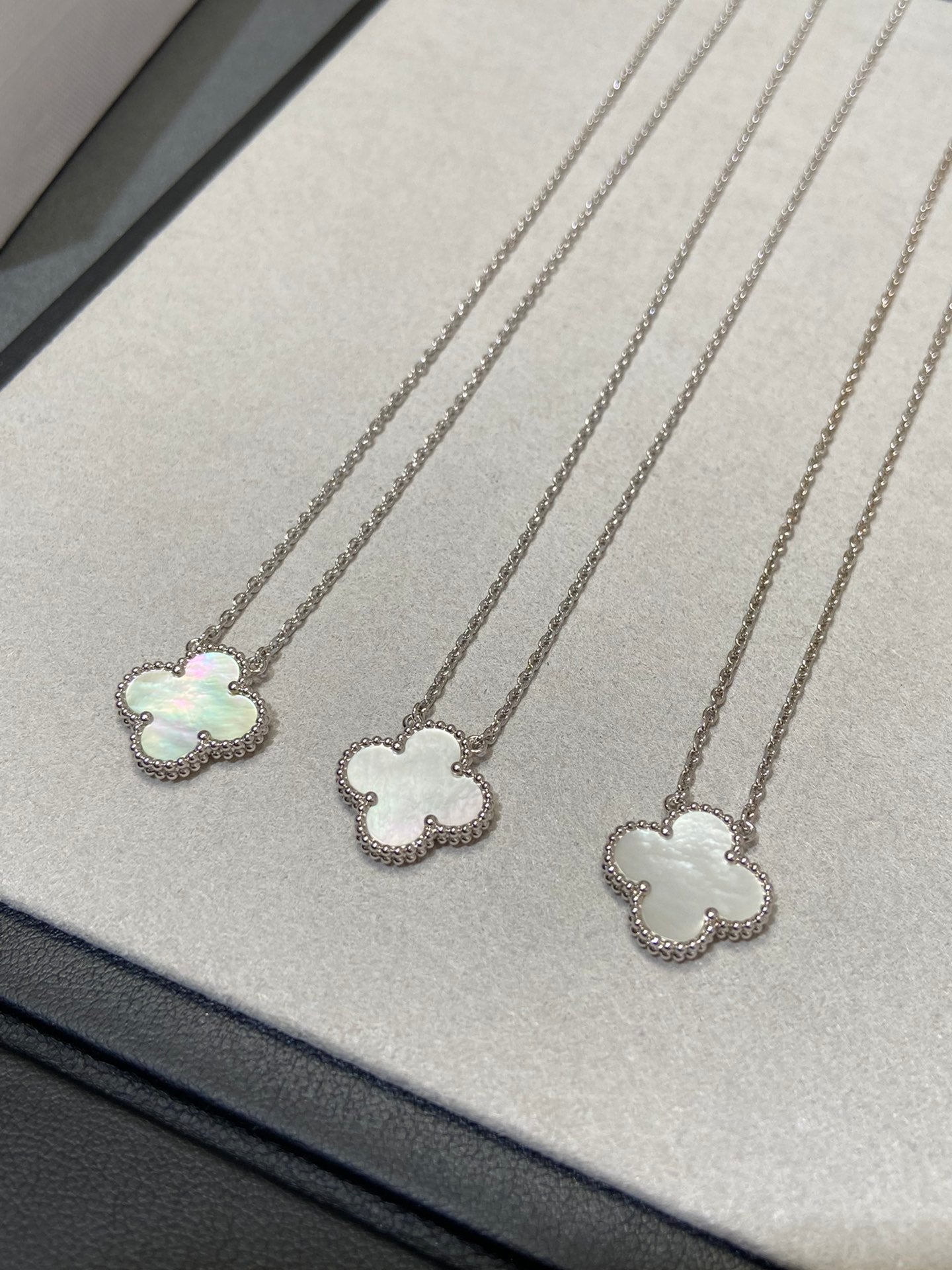 [Spark]CLOVER MEDIUM SILVER WHITE MOP NECKLACE