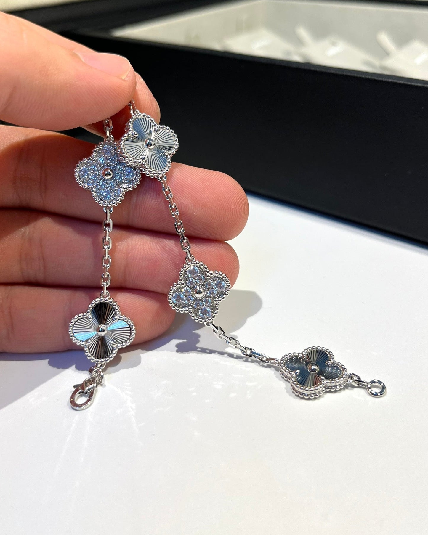 [Spark] CLOVER 5 MOTIF LASER BRACELET COLLECTION