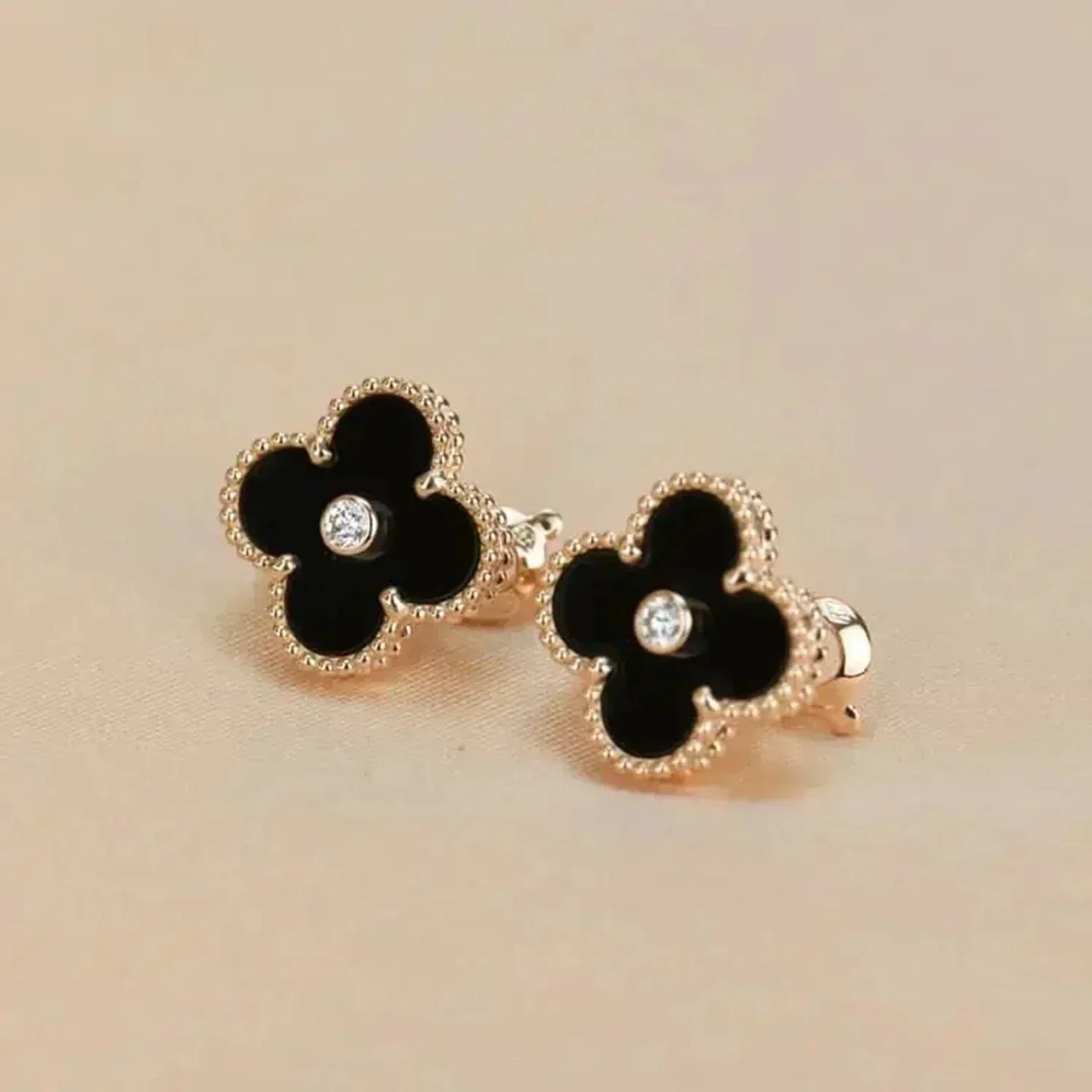[Spark]CLOVER MEDIUM 1 MOTIFS ONYX DIAMOND EARRINGS