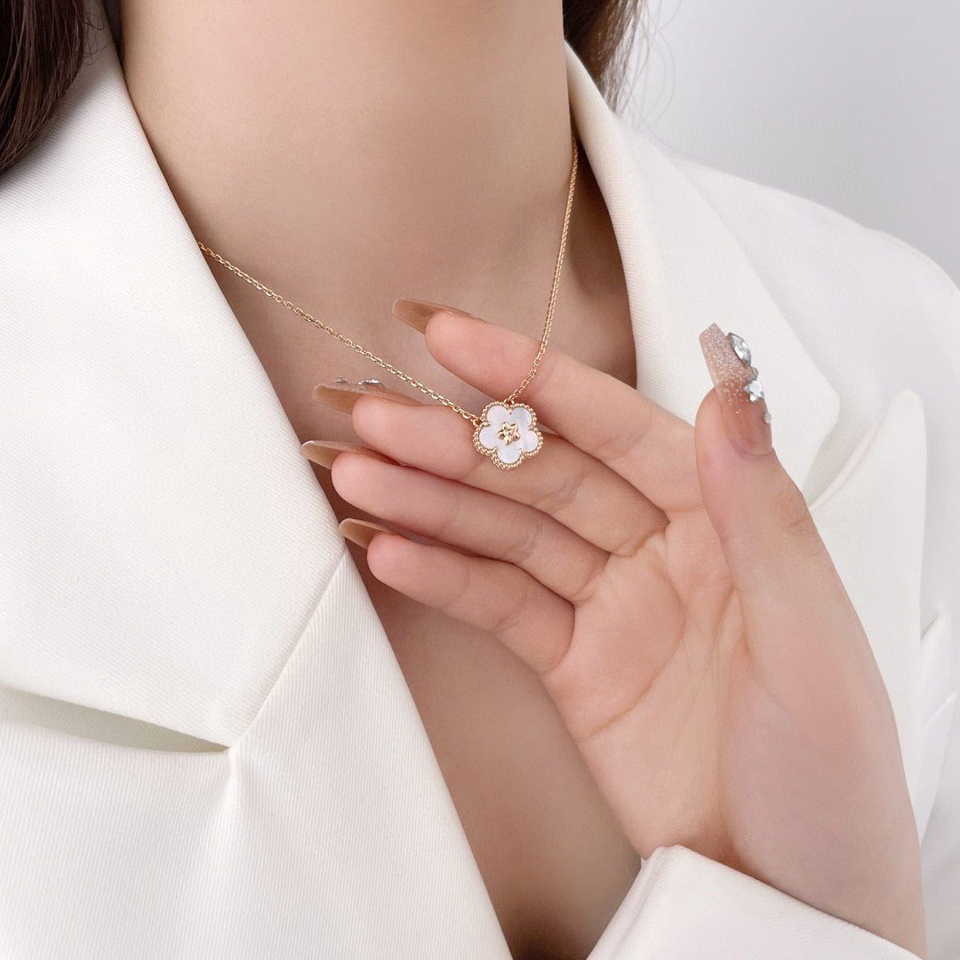 [Spark]LUCKY  WHITE MOP  PLUM BLOSSOM NECKLACE