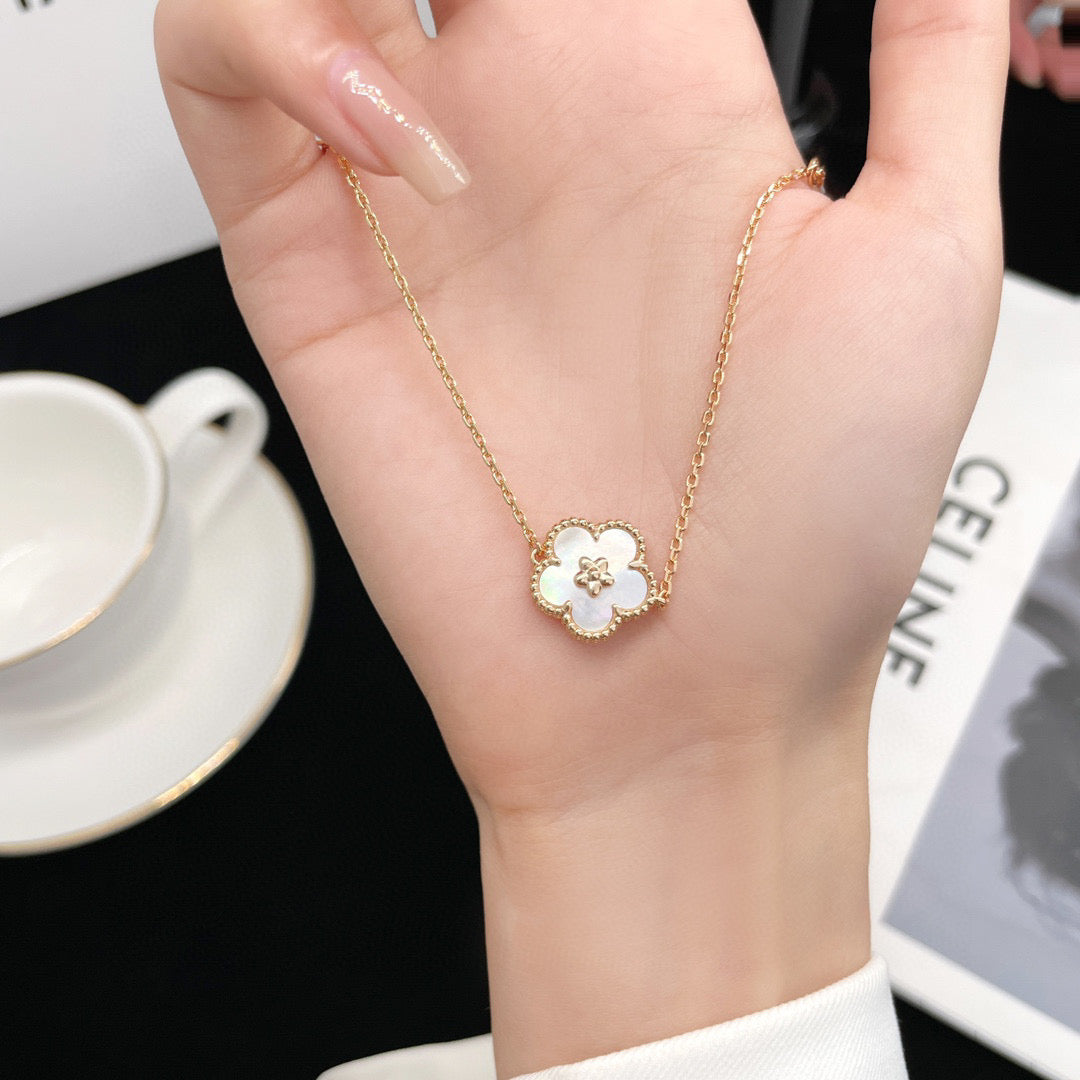 [Spark]LUCKY  WHITE MOP  PLUM BLOSSOM NECKLACE