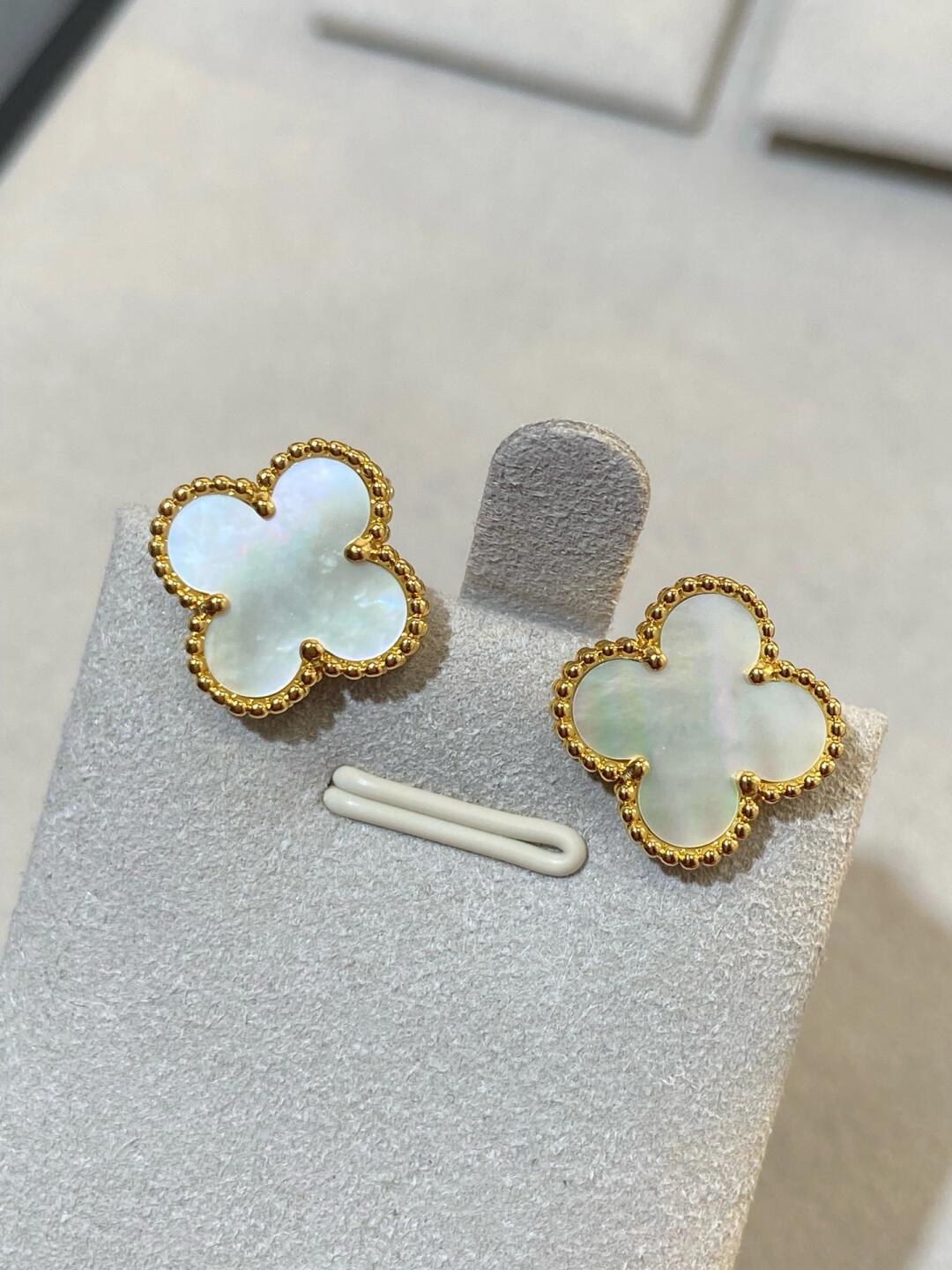 [Spark] CLOVER LARGE (20mm) 1 MOTIFS WHITE MOP STUD EARRINGS