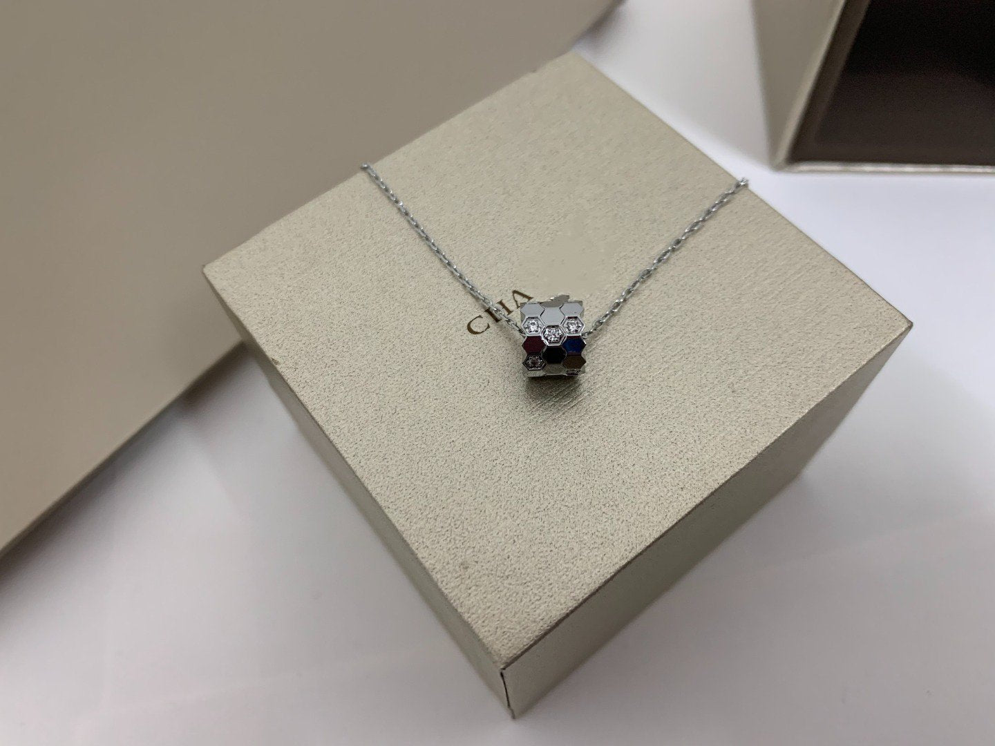 [Spark]BEE LOVE DIAMOND NECKLACE